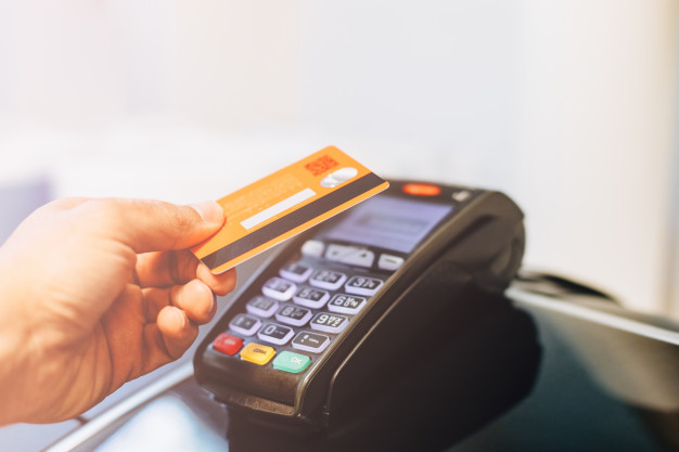 ¿Cómo funciona la refinanciación automática de las tarjetas de crédito?